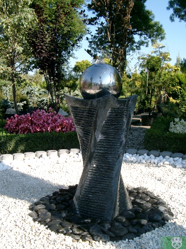 Fontanna - stalowa kula na stopie z granitu