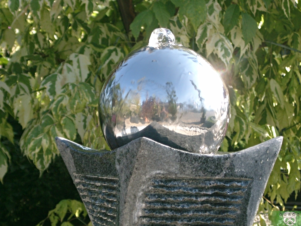 Fontanna - stalowa kula