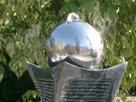 Fontanna - stalowa kula