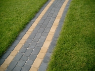 Ścieżka w trawniku