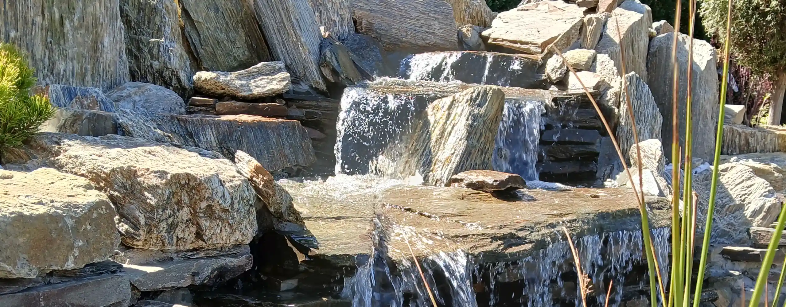 Kaskada na przy oczku wodnym